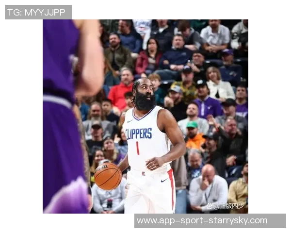 快船今日训练精彩瞬间小卡持球卢指导跑位哈登投篮比尔运球展现默契 快船今日训练精彩瞬间小卡持球卢指导跑位哈登投篮比尔运球展现默契