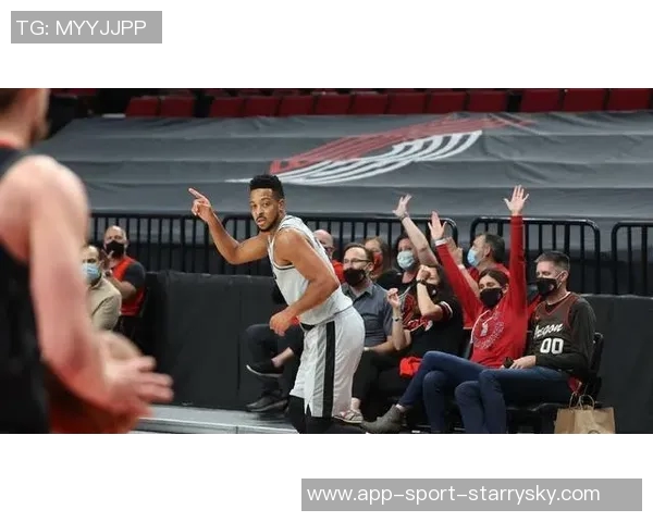 兰德尔上半场表现出色10投6中贡献15分3篮板3助攻数据全面 兰德尔上半场表现出色10投6中贡献15分3篮板3助攻数据全面