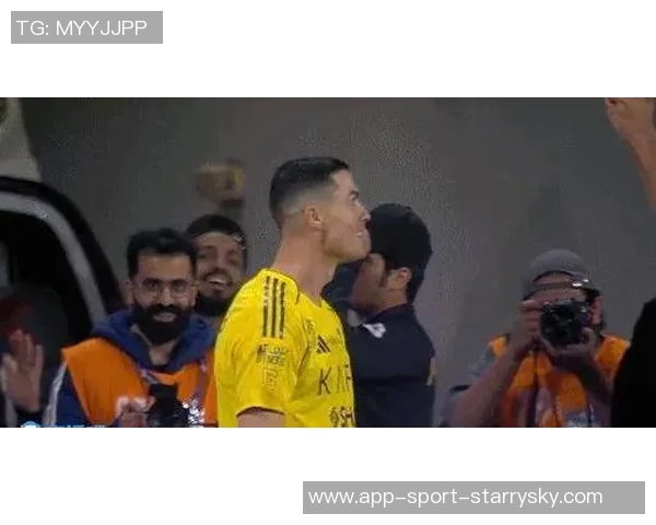 C罗精彩倒钩破门后队友热情为其戴帽子庆祝场面温馨