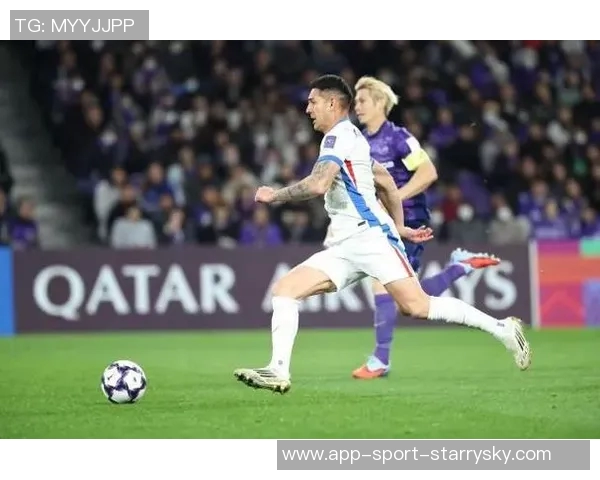 广岛球员失误送机会米内罗头球被解围路易斯补射遗憾中柱 广岛球员失误送机会米内罗头球被解围路易斯补射遗憾中柱