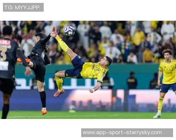 C罗精彩倒钩破门后队友热情为其戴帽子庆祝场面温馨